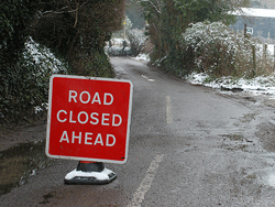ROAD-CLOSED-AHEAD-Schild in England