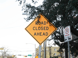 ROAD-CLOSED-AHEAD-Schild in Texas (USA)