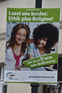 Plakat der Pro-Ethik-Kampagne: "Lasst uns beides: Ethik plus Religion! Nein zum Wahlzwang."