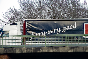 Lastwagen der Firma Dalessi Internationaal Transport BV mit der Aufschrift "ferry-very-good"