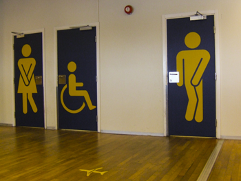 Toilettentüren im Flughafen von Bergen
