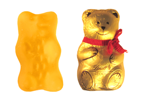 Gelber Goldbär von Haribo und golden verpackter Schokoladenteddy von Haribo
