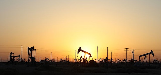 Ölfeld im Sonnenuntergang