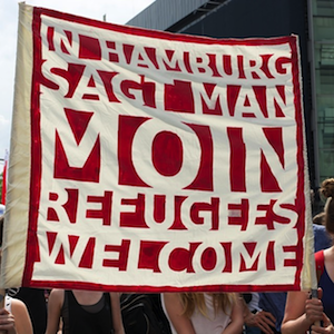 Demo-Banner, Hamburg (2014) (© <a href="https://www.flickr.com/photos/kassettenkind/14392801977/">Kas3tte</a>, CC-BY-SA 2.0)